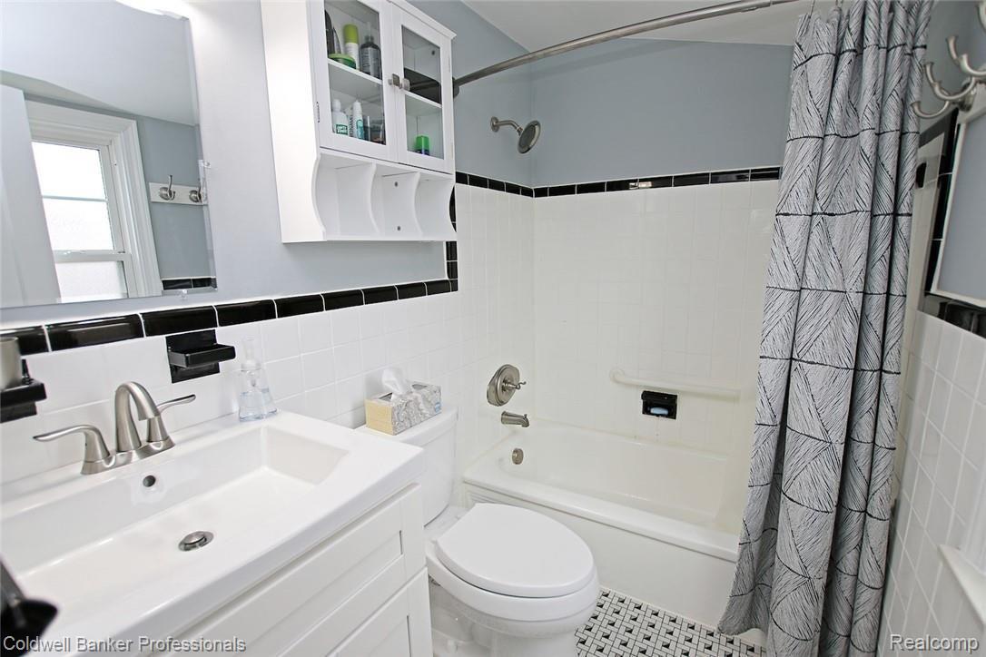 1890 Columbia Road Berkley, MI 48072 - Photo 24 of 42 25) Upstairs Bathroom.jpg