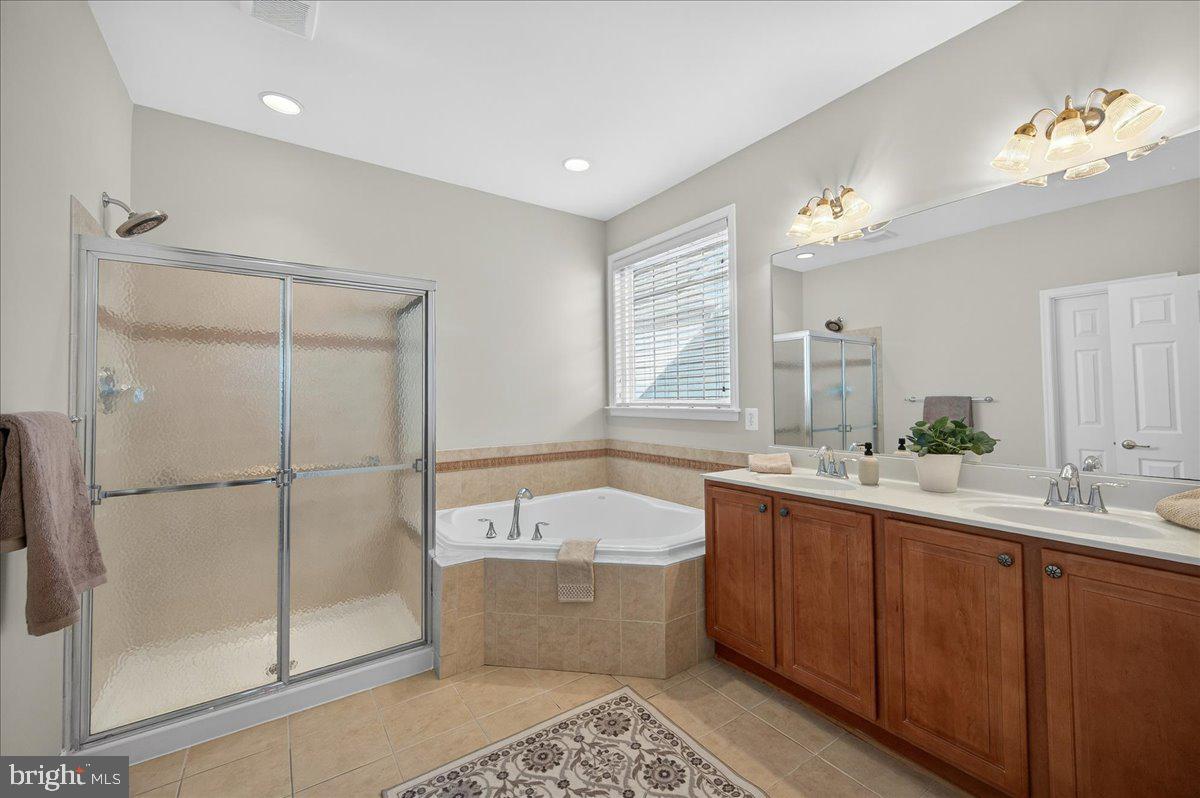 6159 Ferrier Court Gainesville, VA 20155 - Photo 28 of 74 Primary Bathroom w/ Soaking Tub