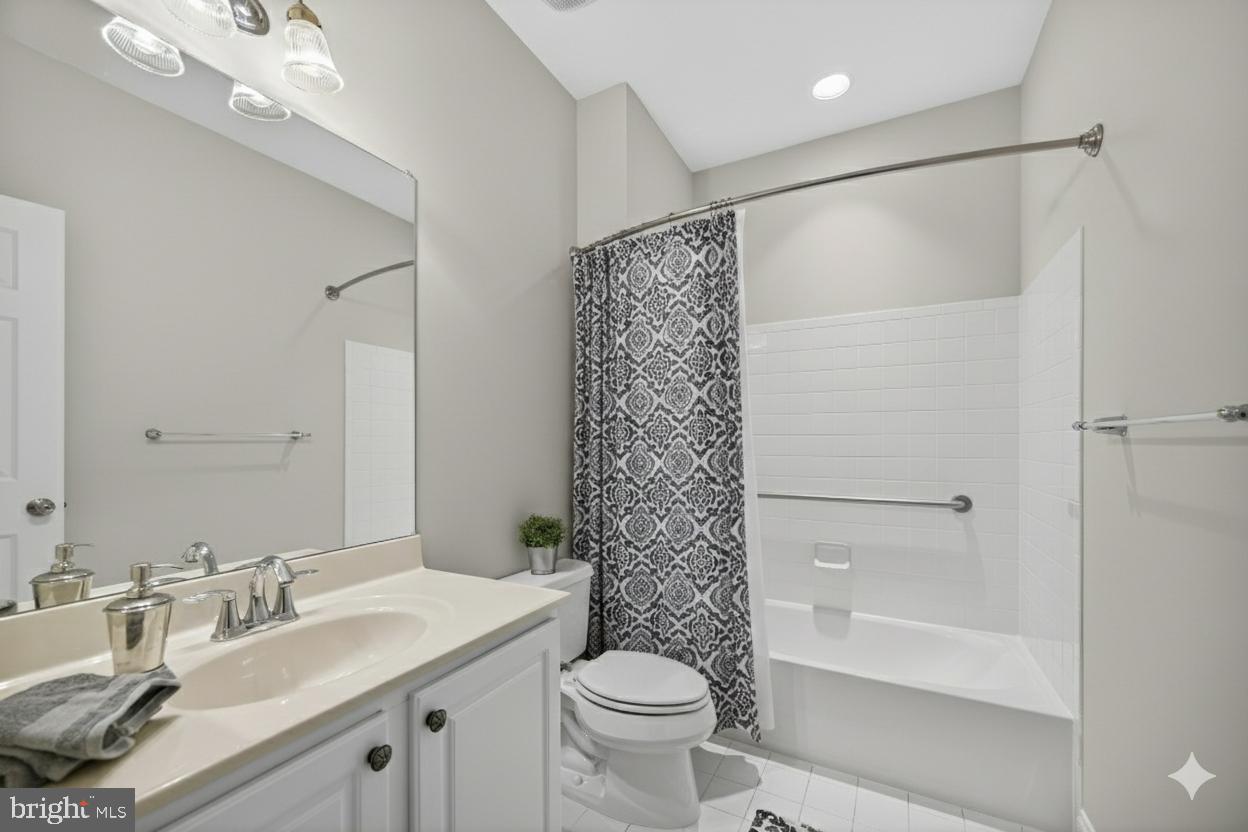 6159 Ferrier Court Gainesville, VA 20155 - Photo 34 of 74 Full Bathroom w/ Combined Tub/Shower