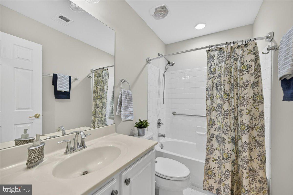 6159 Ferrier Court Gainesville, VA 20155 - Photo 42 of 74 Full Bathroom w/ Combined Tub/Shower