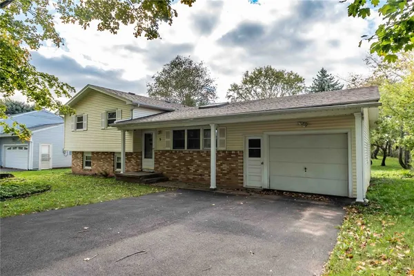 $2,250 | 5 Adeane Drive West, Gates, NY 14624