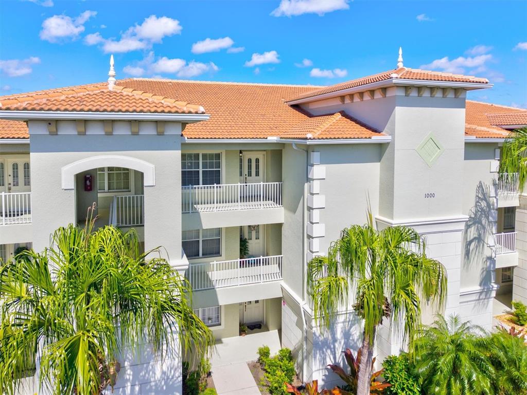 1000 San Lino Circle, Unit 1032 Venice, FL 34292 - Photo 4 of 88 a front view of a house with a garden