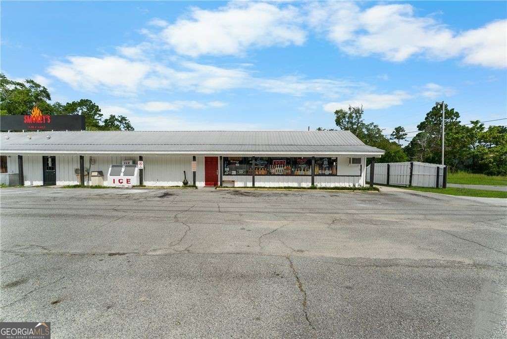 512 Highway 301 Jesup, GA 31546 - Photo 4 of 20 front view of house with a street
