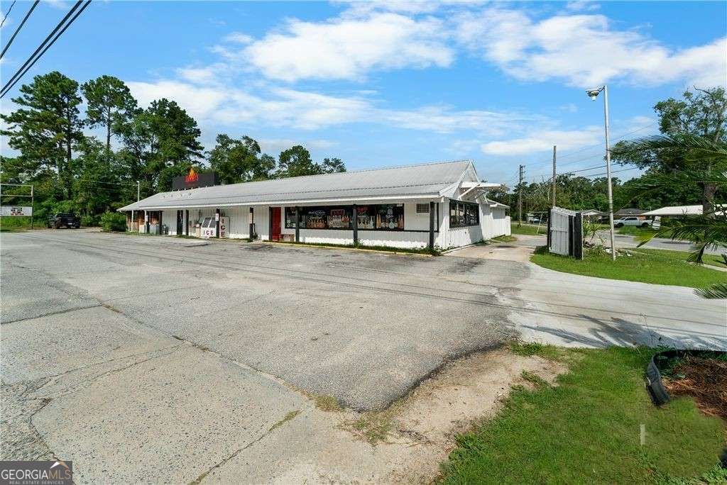 512 Highway 301 Jesup, GA 31546 - Photo 6 of 20 a view of a house with a yard