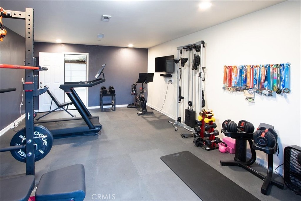 9541 Mandeville Road Santee, CA 92071 - Photo 30 of 46 a view of a room with gym equipment
