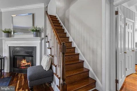 a view of a livingroom with walk in closet