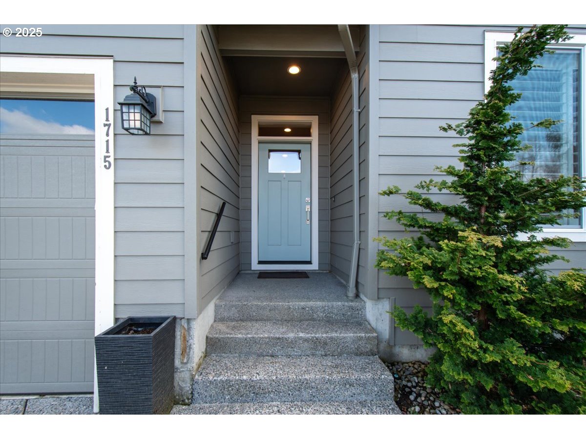 1715 Northeast 169th Street Ridgefield, WA 98642 - Photo 3 of 43 a view of entryway and hall