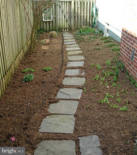 40 Shorewalk Road Riva, MD 21140 - Photo 17 of 28 TWO SIDE YARDS WITH PATHS