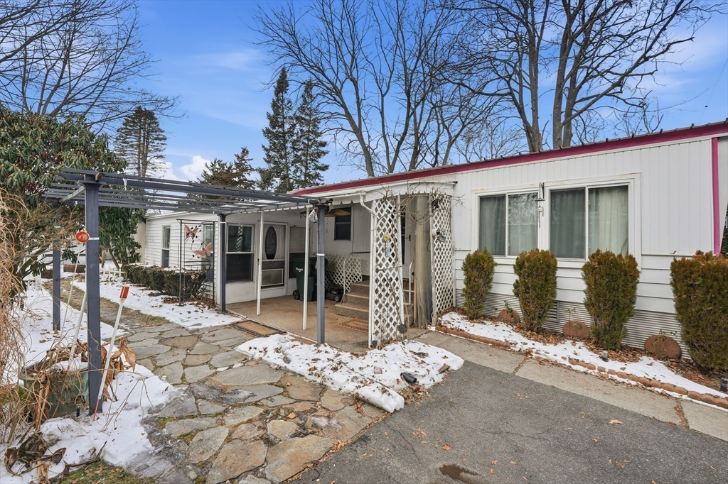 40 Better Way Springfield, MA 01119 - Photo 24 of 25 a view of a house with a large tree in front