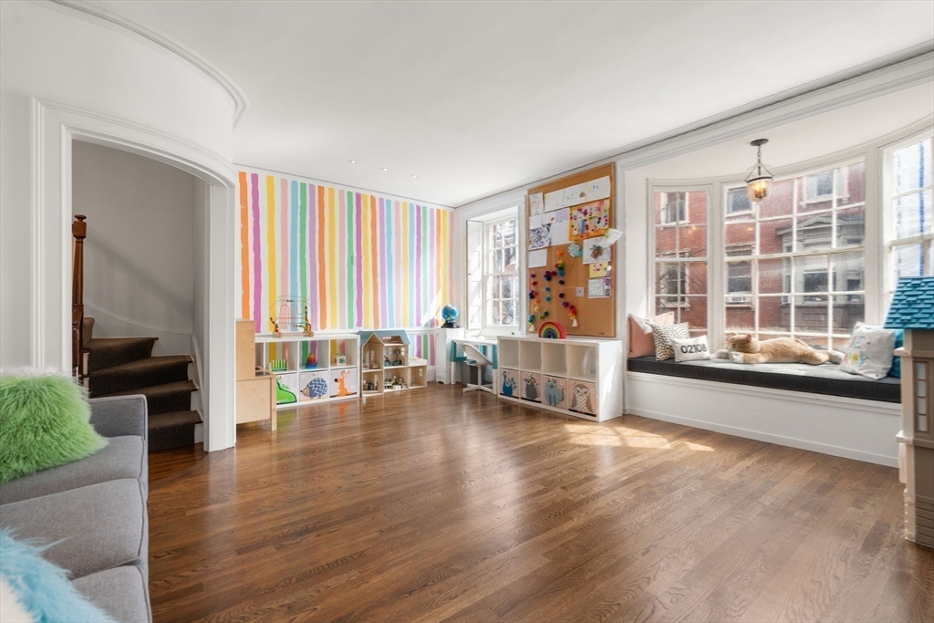 41 Chestnut Street Boston, MA 02108 - Photo 24 of 40 a view of an empty room with wooden floor and a window