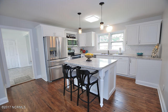 Beautiful new kitchen with stainless appliance package