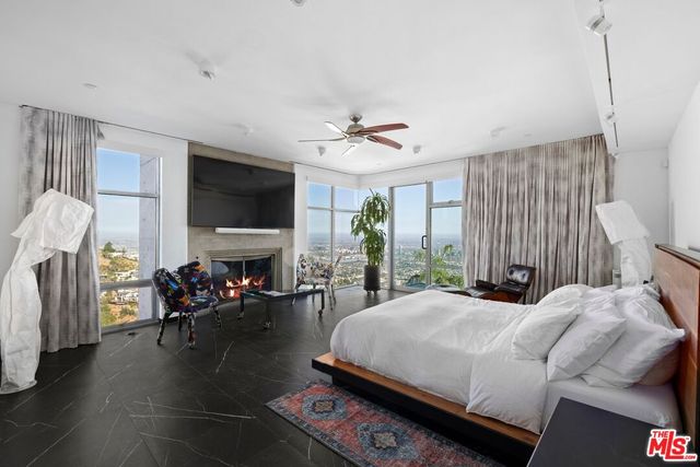 a view of entryway with livingroom