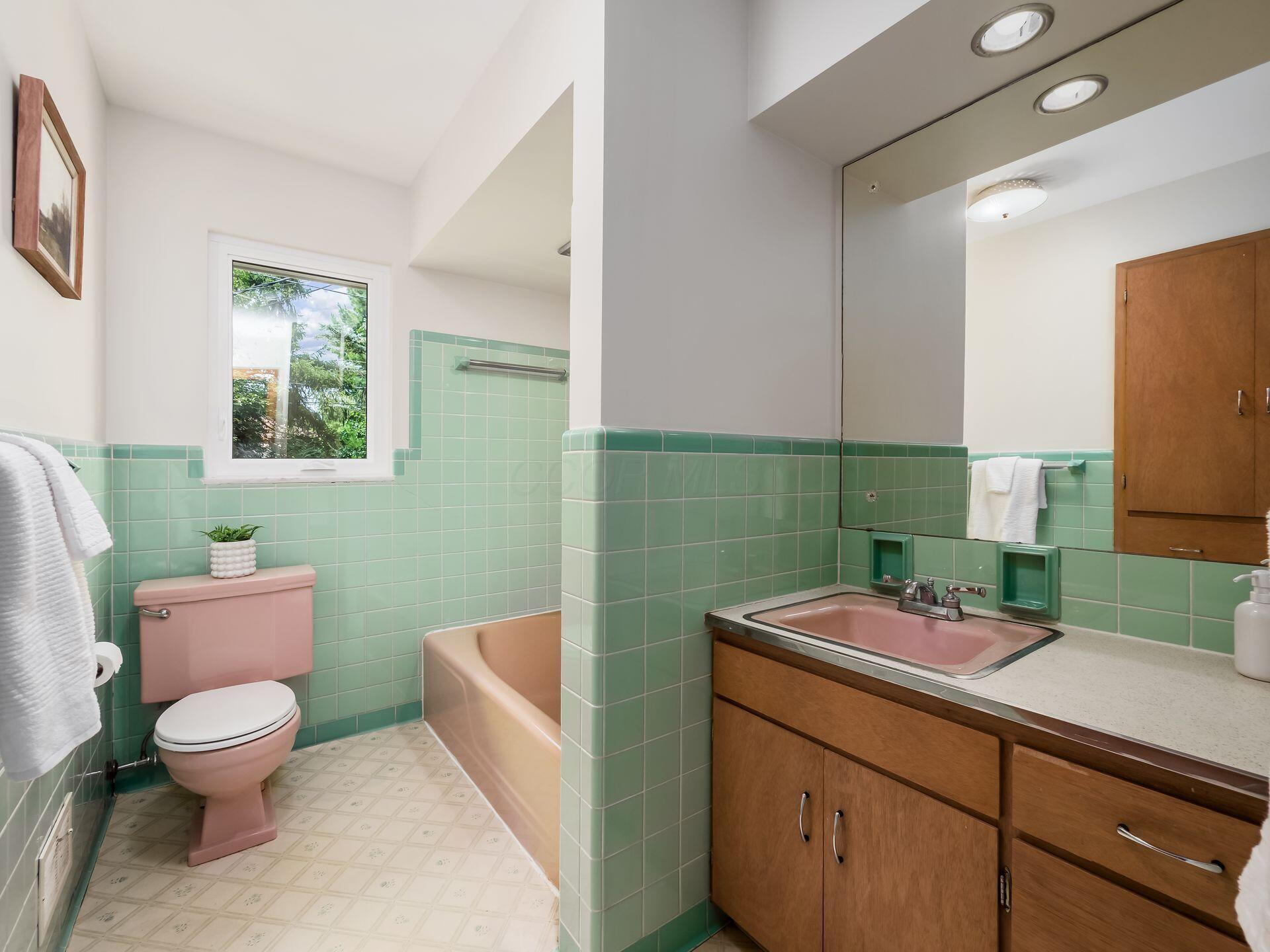 2030 Chardon Road Columbus, OH 43220 - Photo 36 of 56 Full Bathroom