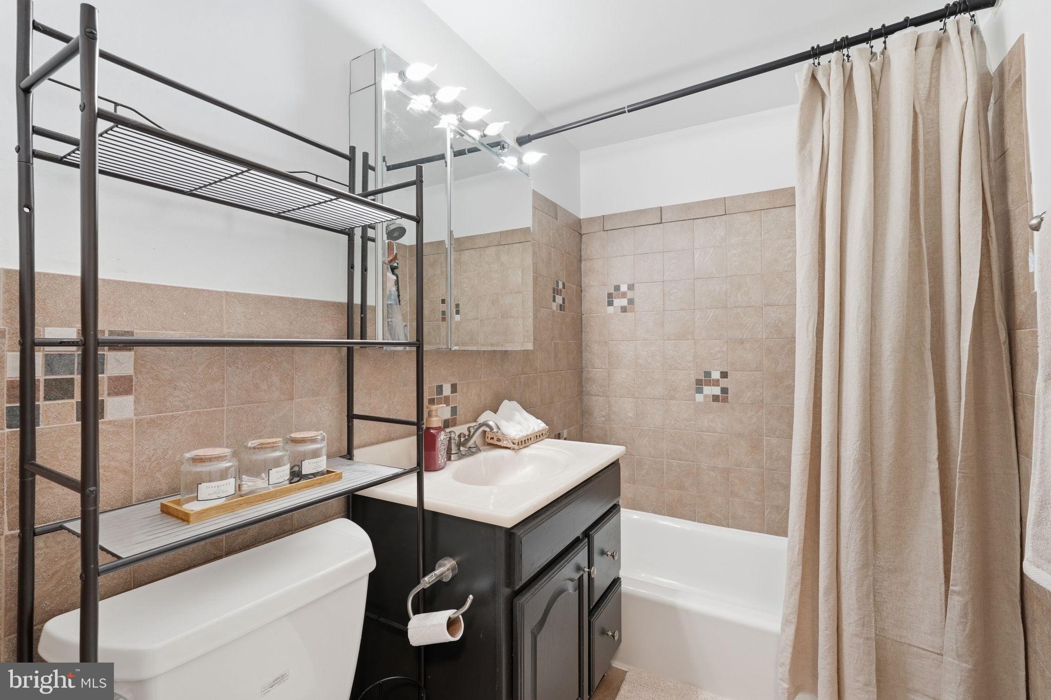 1200 South Arlington Ridge Road, Unit 614 Arlington, VA 22202 - Photo 19 of 26 Full Bathroom