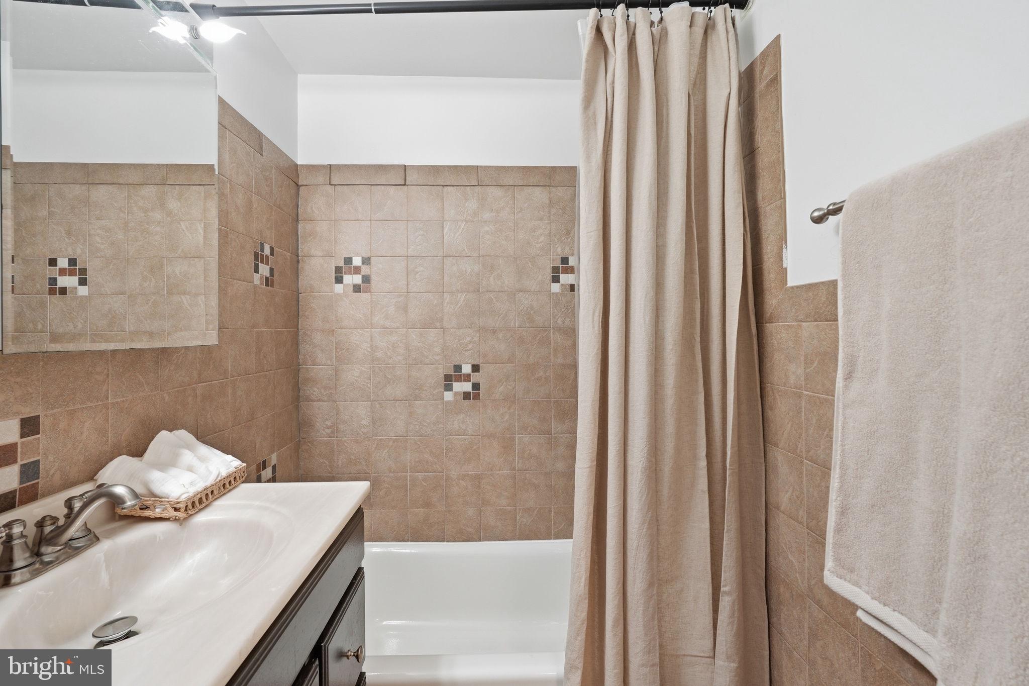 1200 South Arlington Ridge Road, Unit 614 Arlington, VA 22202 - Photo 20 of 26 Full Bathroom