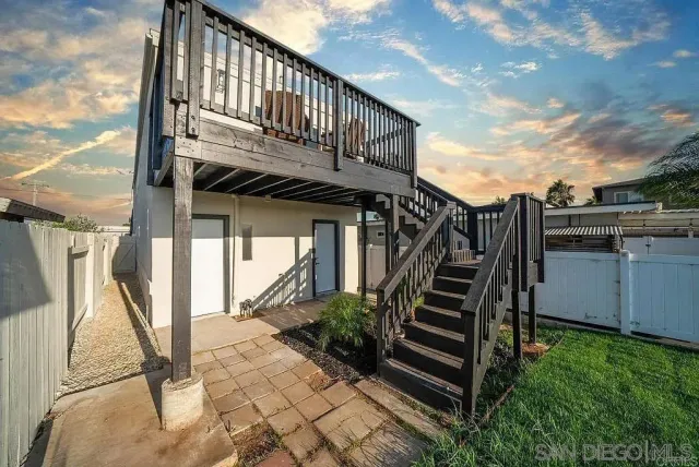 a view of entryway with a front door
