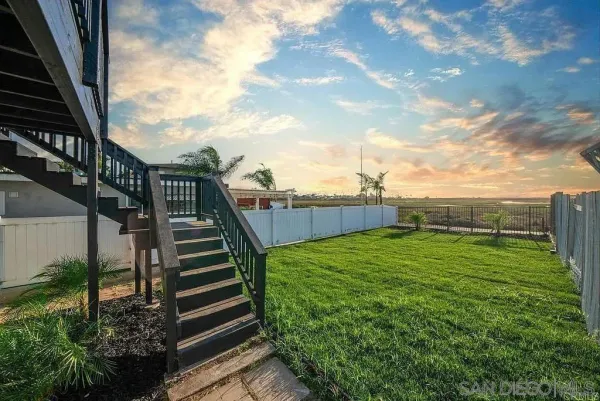 a view of a backyard