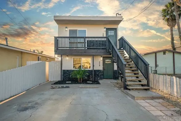 a view of entryway with a front door