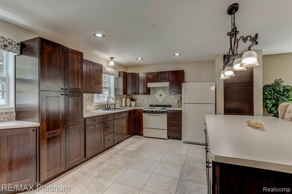 5307 Dickson Street Howell, MI 48843 - Photo 7 of 37