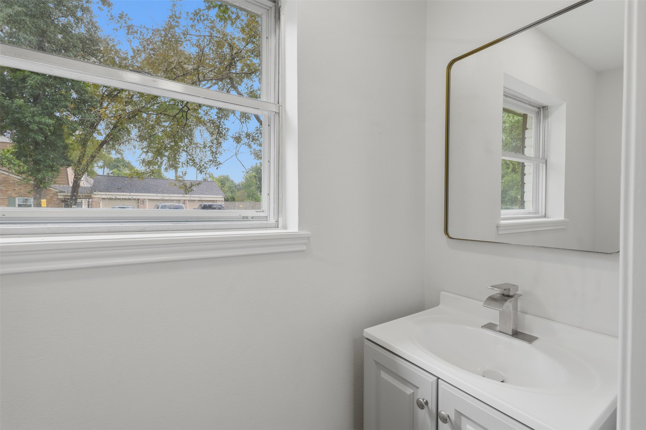 17519 Butte Creek Road Houston, TX 77090 - Photo 23 of 37 Half bath located off the Kitchen
