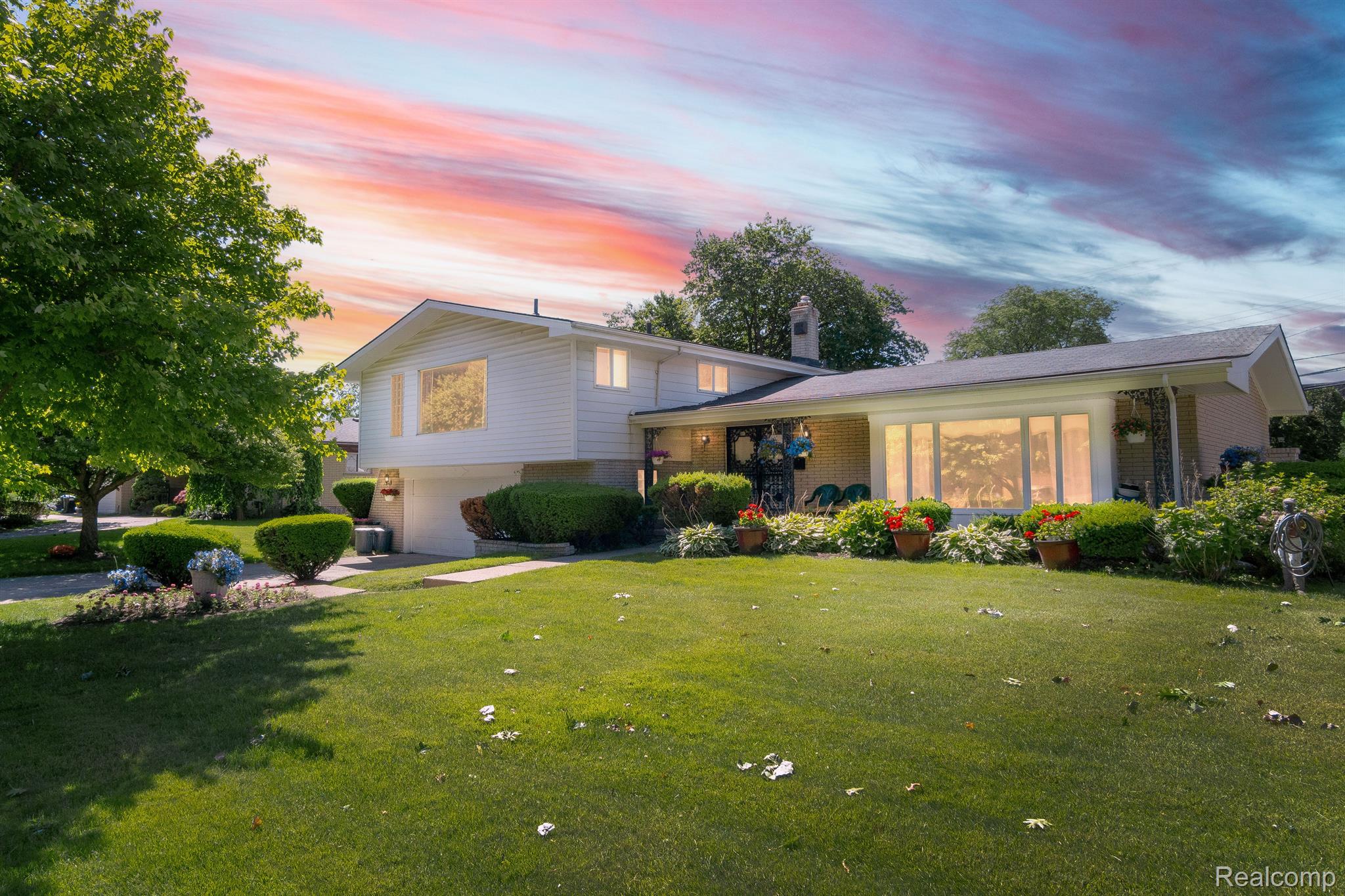 17425 Westhampton Road Southfield, MI 48075 - Photo 51 of 58 Beautiful in twilight too