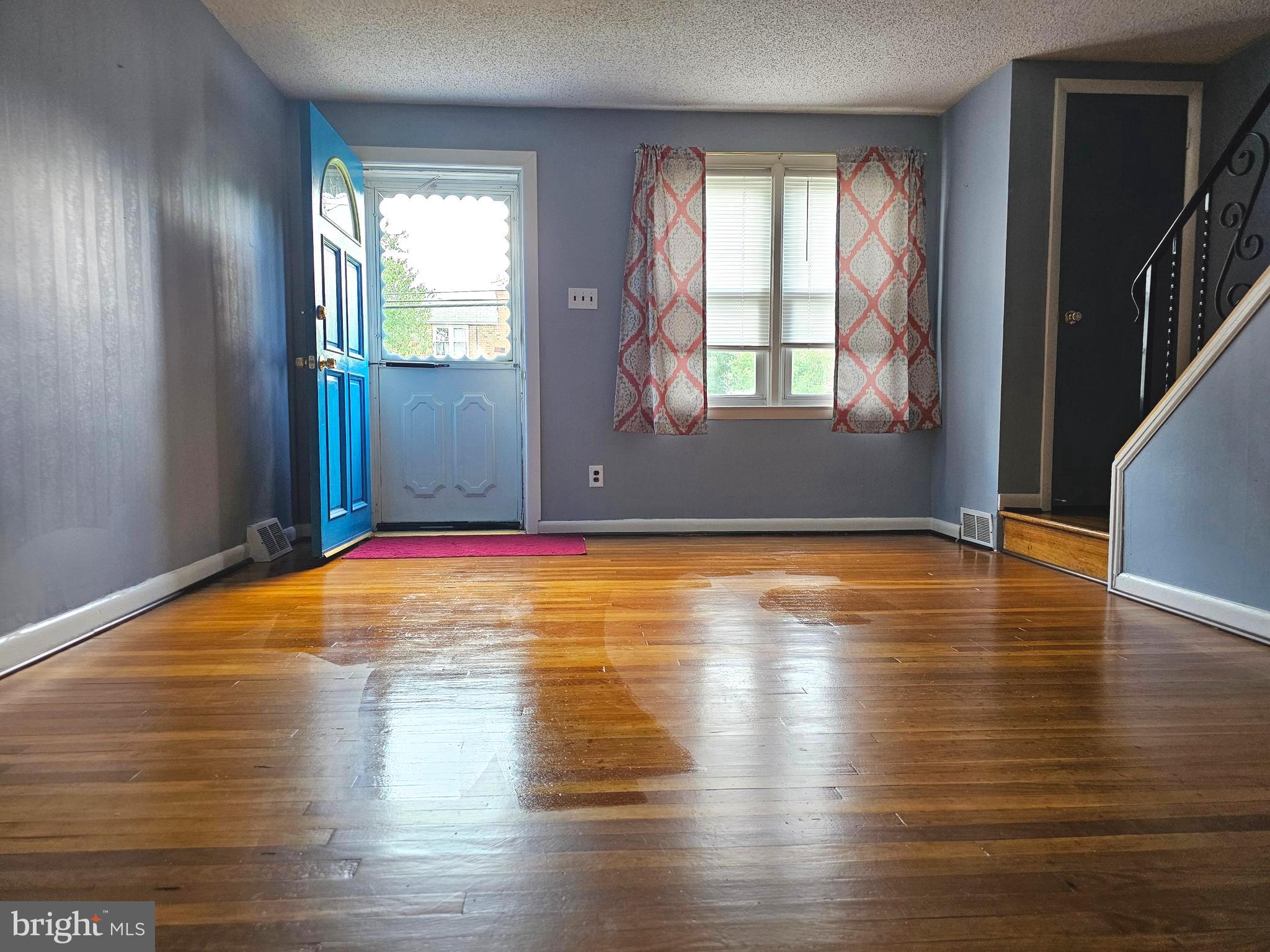 950 Grant Road Folcroft, PA 19032 - Photo 12 of 40 Living Room