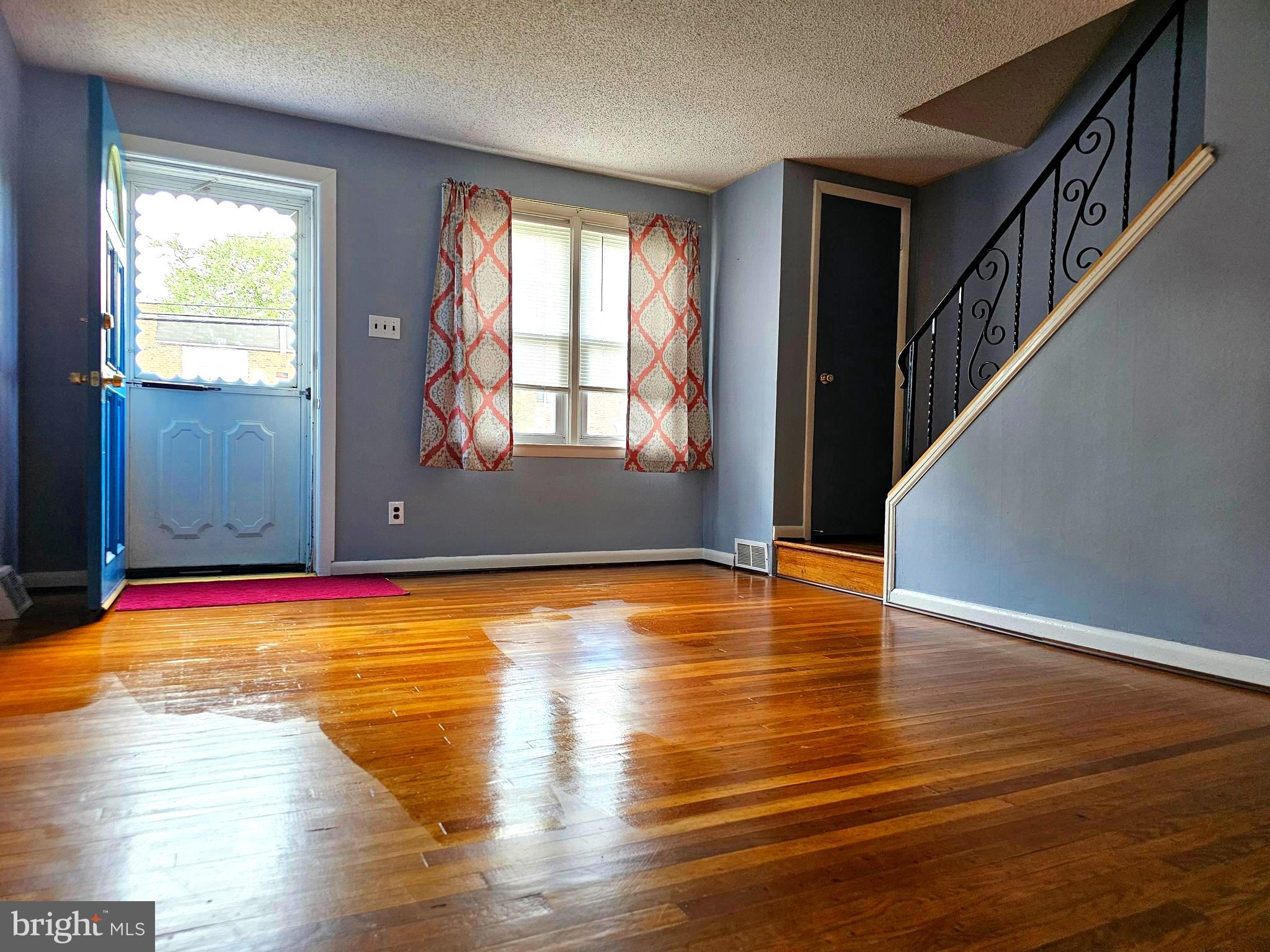 950 Grant Road Folcroft, PA 19032 - Photo 13 of 40 Living Room