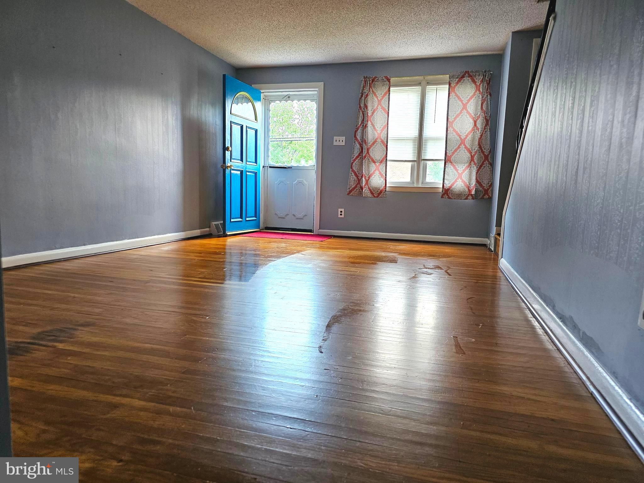 950 Grant Road Folcroft, PA 19032 - Photo 14 of 40 Living Room
