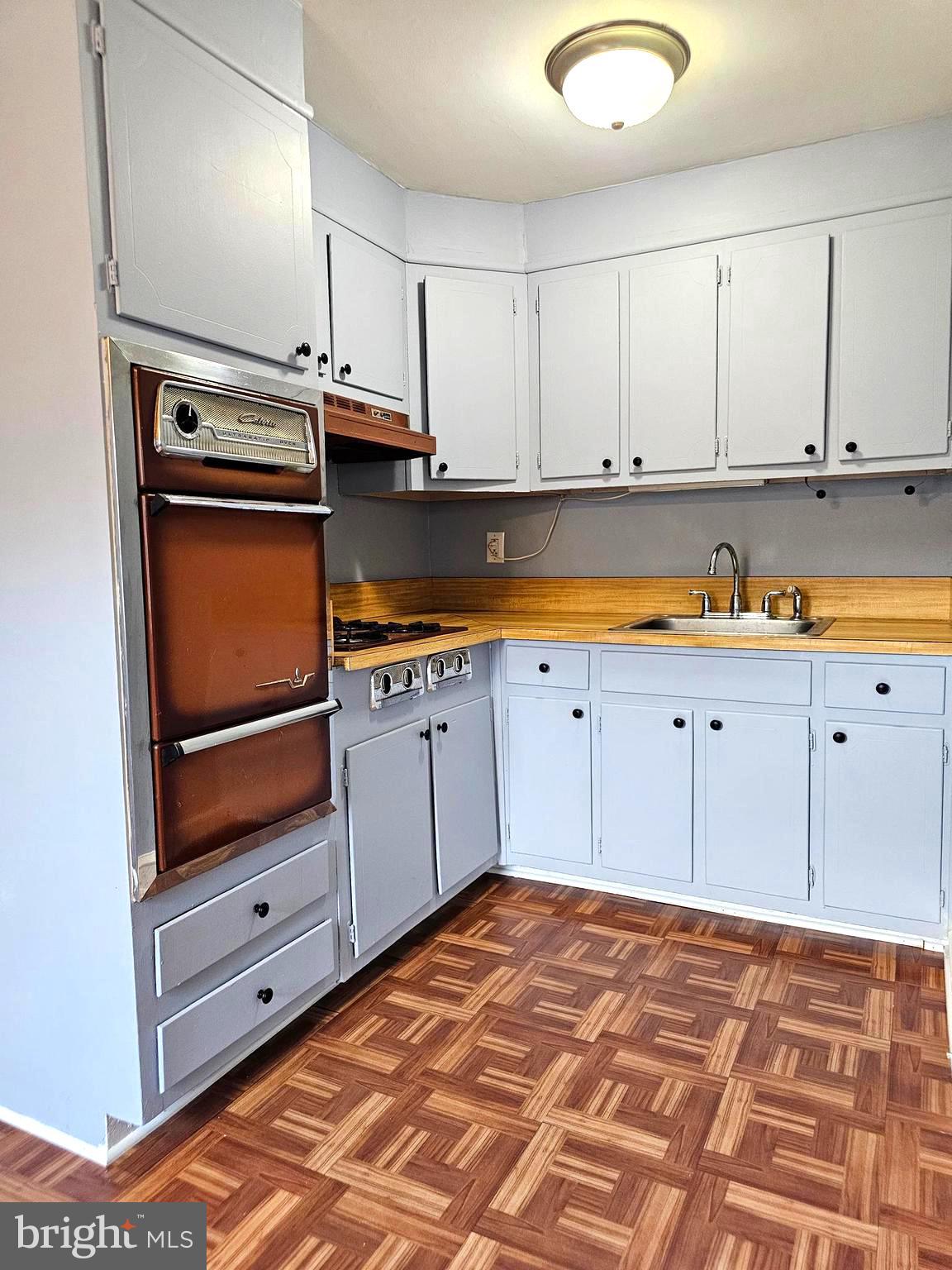 950 Grant Road Folcroft, PA 19032 - Photo 17 of 40 Kitchen with Gas cooking