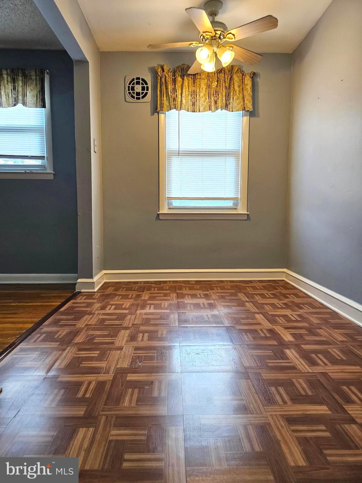 950 Grant Road Folcroft, PA 19032 - Photo 21 of 40 Kitchen seating area
