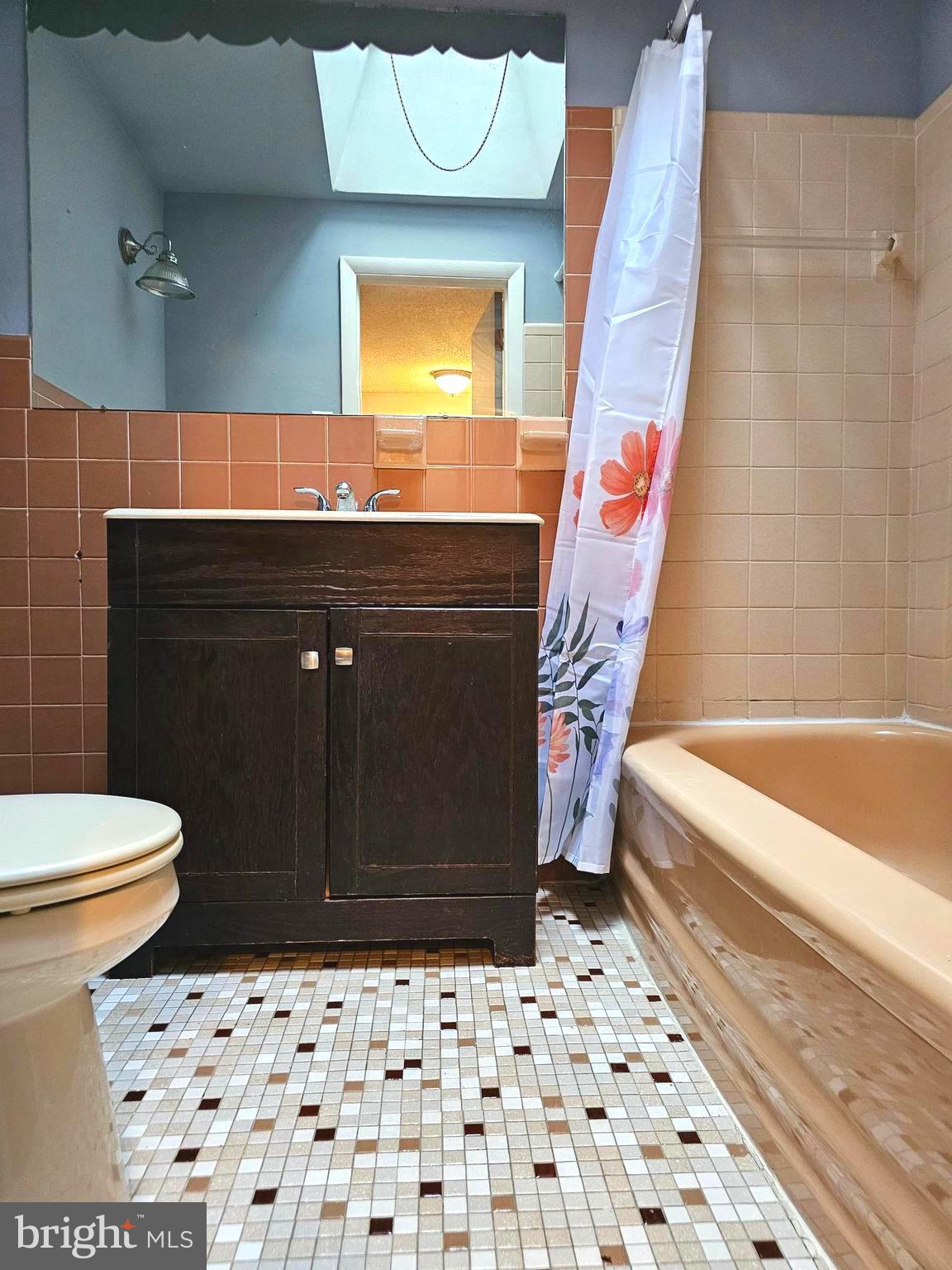 950 Grant Road Folcroft, PA 19032 - Photo 29 of 40 2nd floor bath