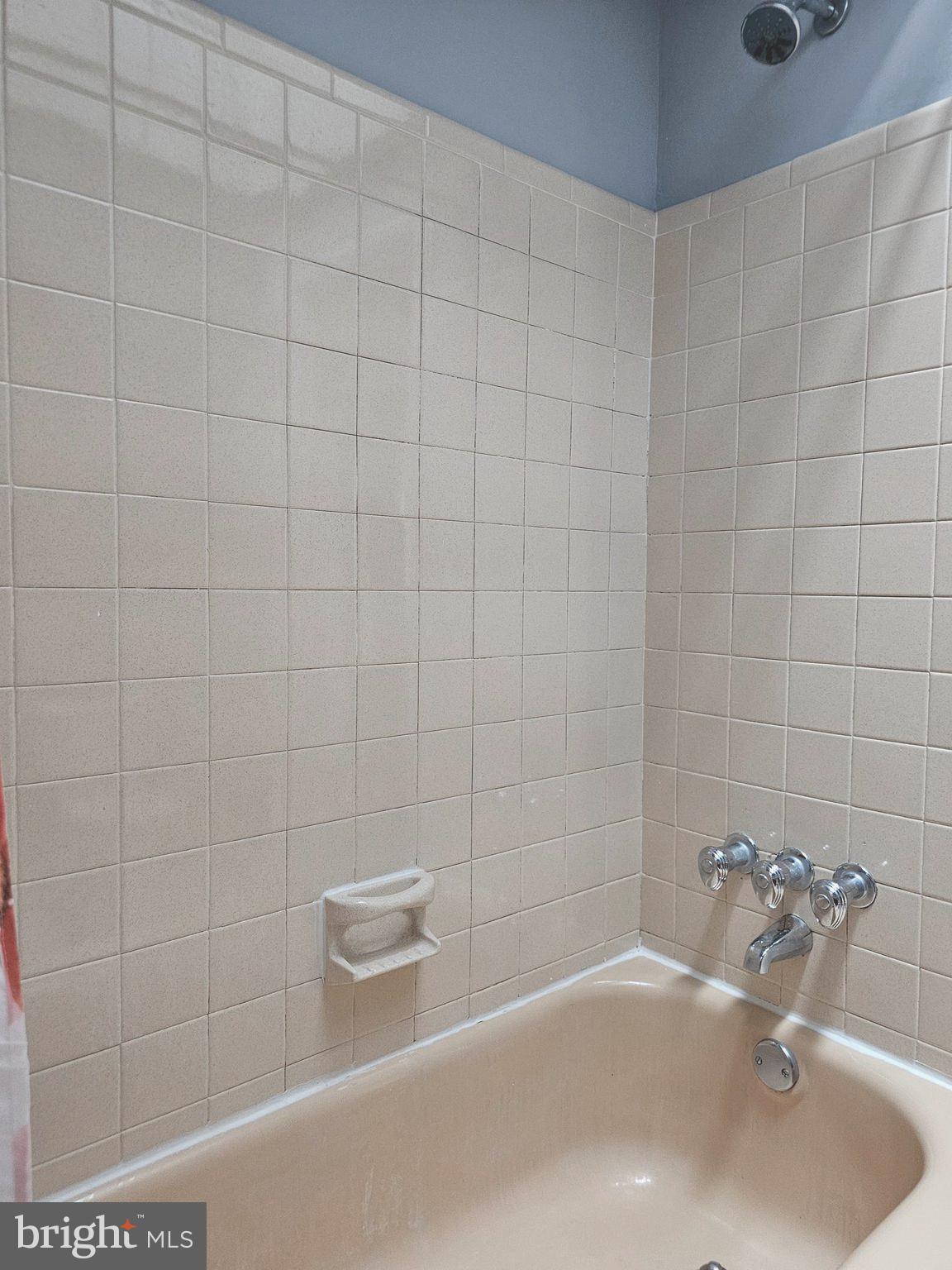 950 Grant Road Folcroft, PA 19032 - Photo 32 of 40 2nd floor bath