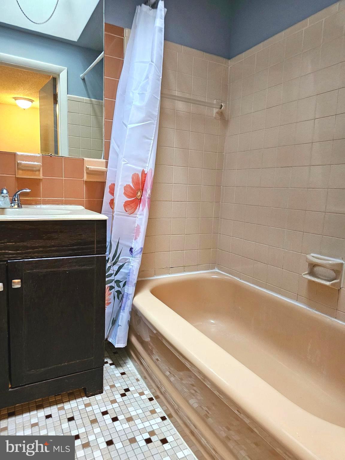 950 Grant Road Folcroft, PA 19032 - Photo 33 of 40 2nd floor bath