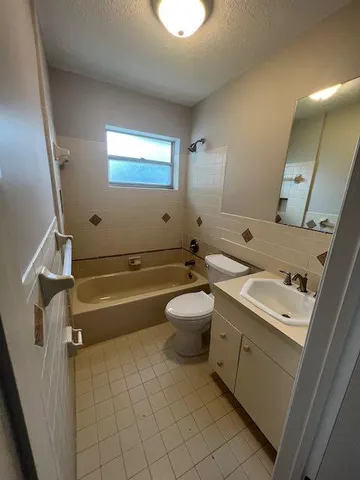 $2,300 | 1611 Johnson Street, Unit 2, Lake Worth Beach, FL 33460