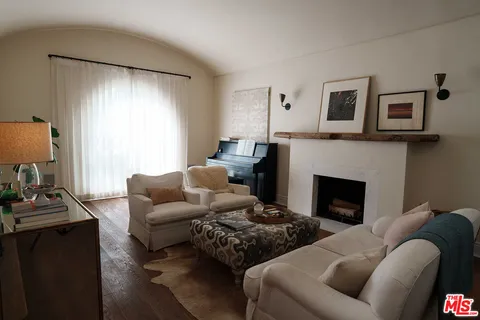 $2,449,000 | 1060 Superba Avenue, Venice, CA 90291