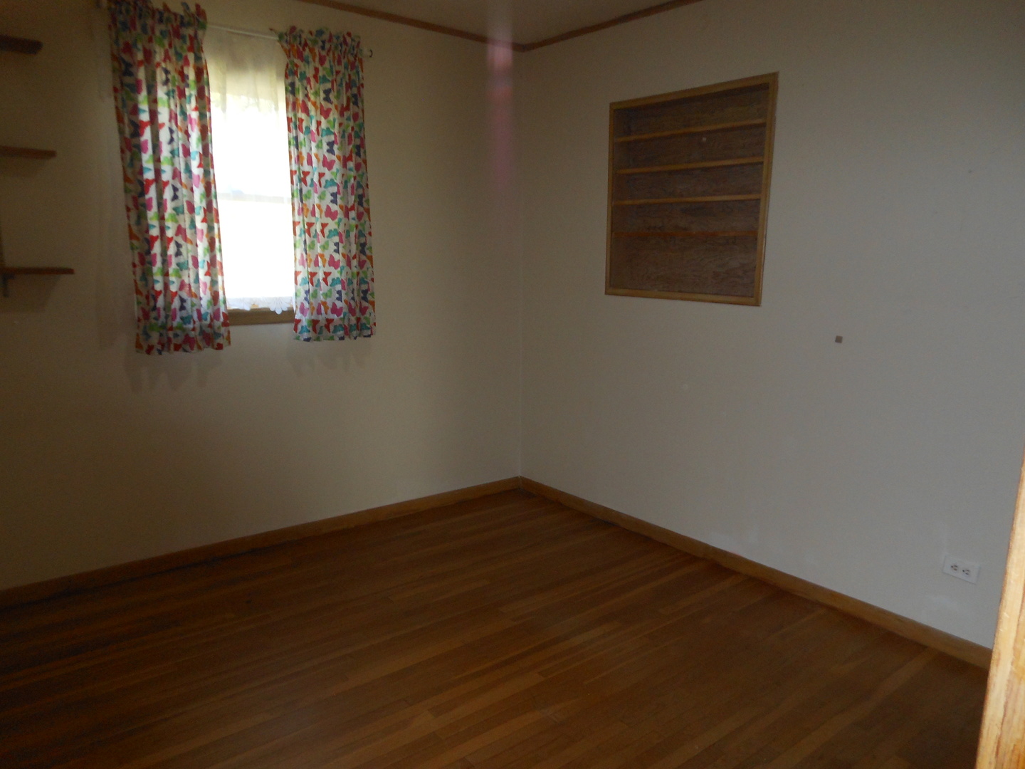 15003 High Road Lockport, IL 60441 - Photo 18 of 30 an empty room with wooden floor and windows