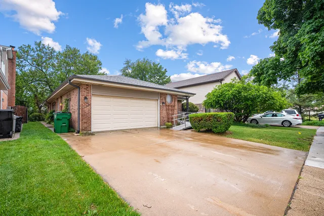 $399,500 | 10567 Waterford Drive, Westchester, IL 60154