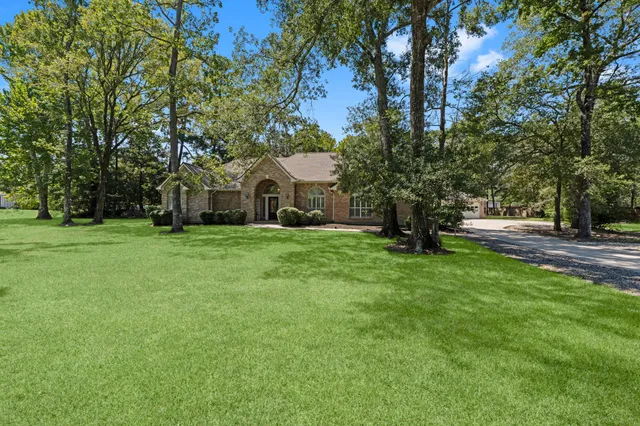 a view of house with garden and trees