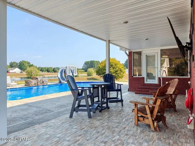 a view of a livingroom with furniture