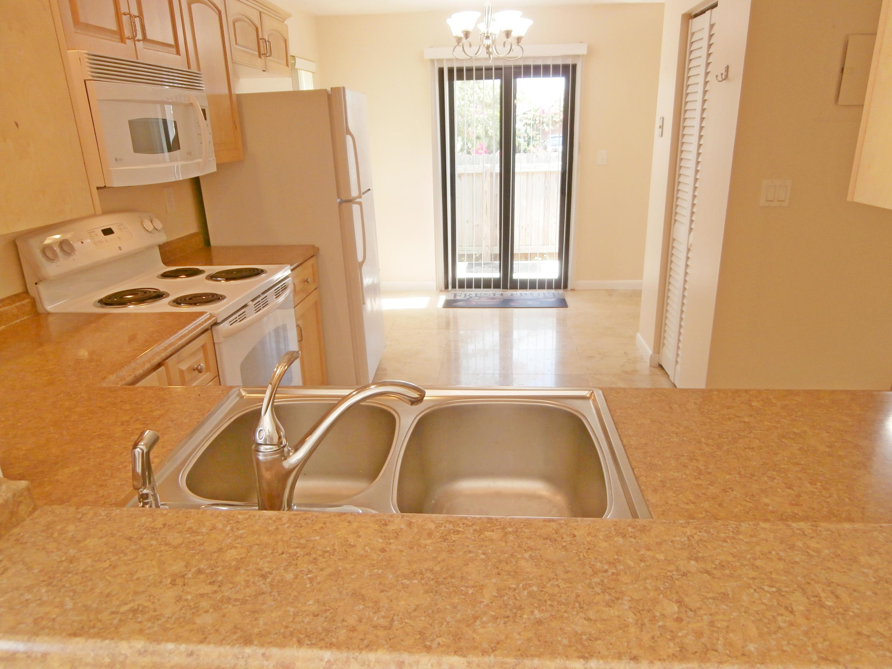468 Northeast 42nd Street Boca Raton, FL 33431 - Photo 3 of 19 KItchen & eat-in area