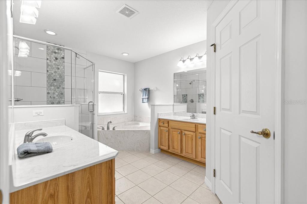 21595 Southwest 84th Loop Dunnellon, FL 34431 - Photo 35 of 62 a spacious bathroom with a granite countertop sink a toilet and bathtub