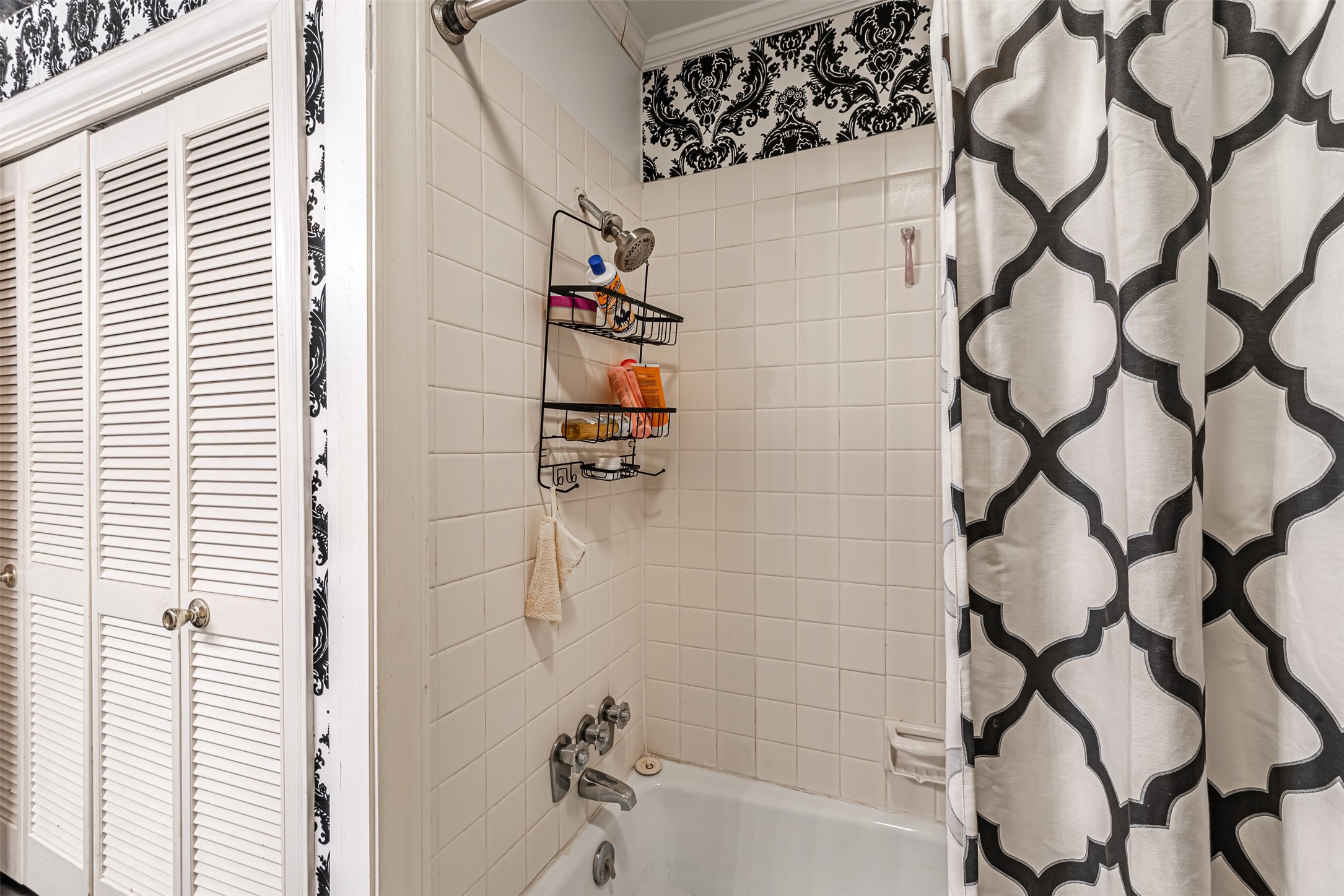 661 Bering Drive, Unit 404 Houston, TX 77057 - Photo 16 of 28 a bathroom with a bathtub and shower