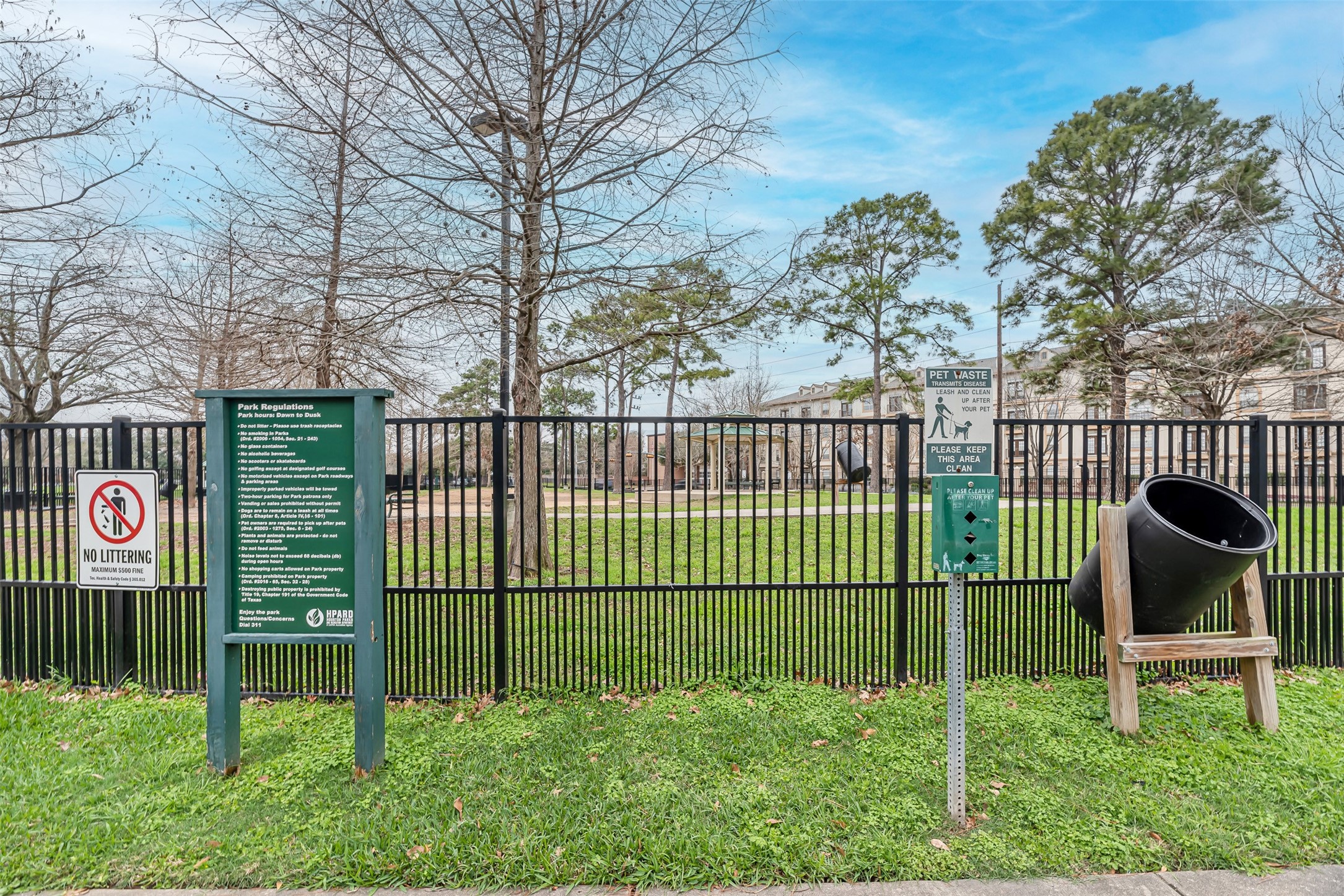 661 Bering Drive, Unit 404 Houston, TX 77057 - Photo 25 of 28 a view of a garden