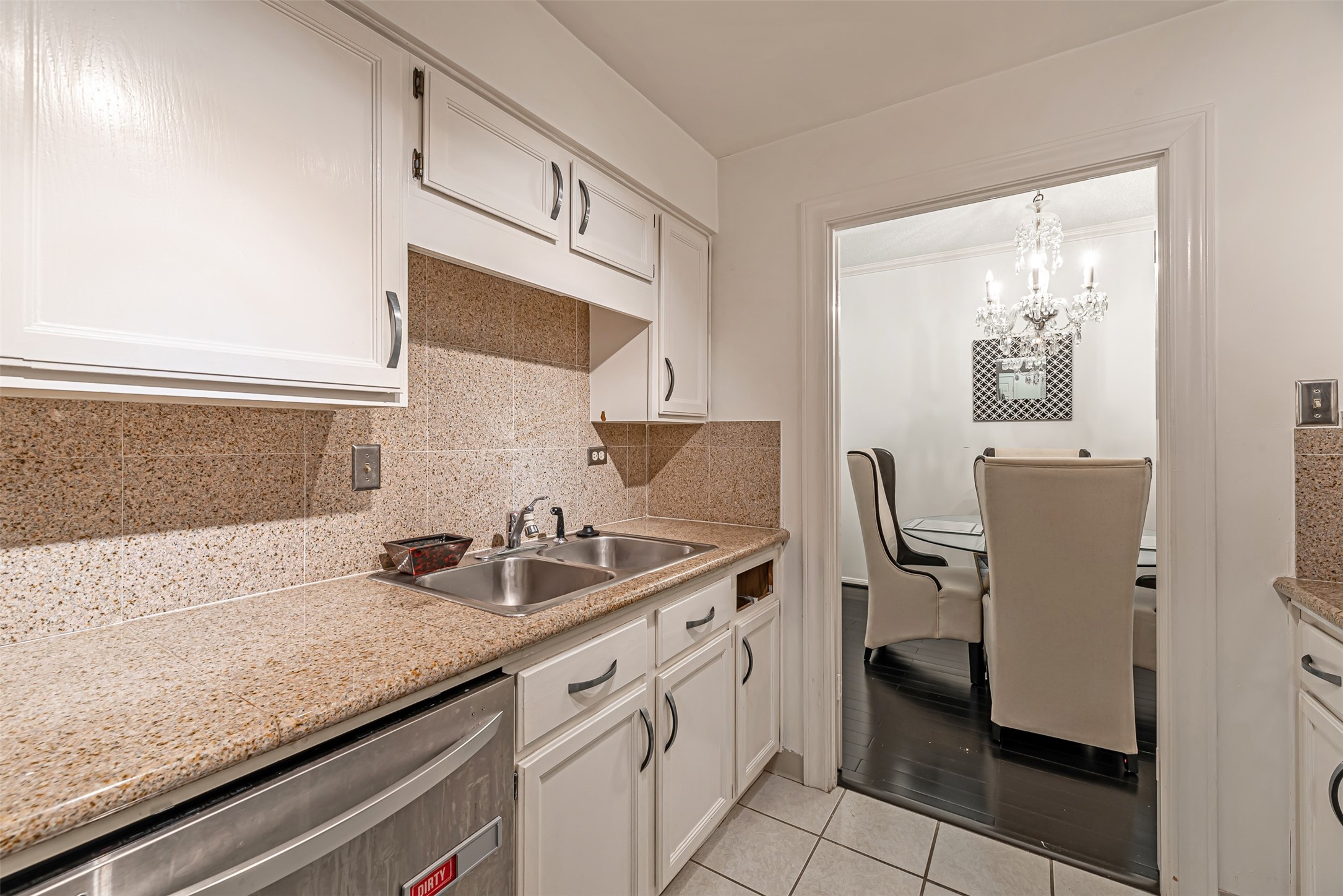 661 Bering Drive, Unit 404 Houston, TX 77057 - Photo 8 of 28 a kitchen with a sink and cabinets