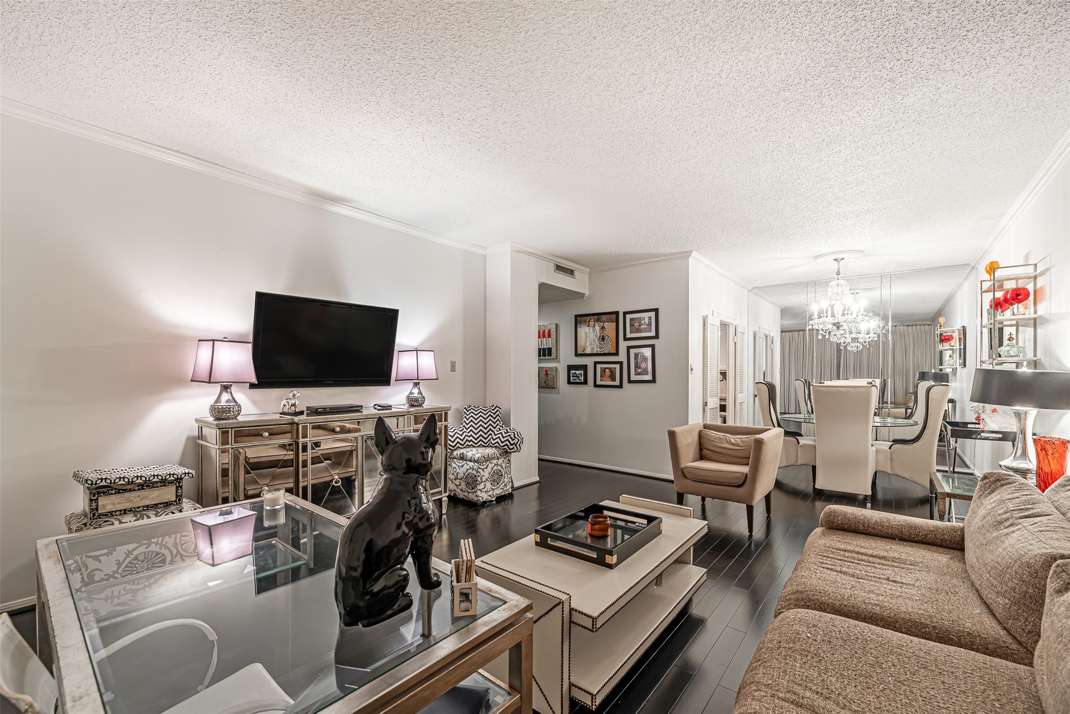 661 Bering Drive, Unit 404 Houston, TX 77057 - Photo 9 of 28 a living room with furniture and a flat screen tv