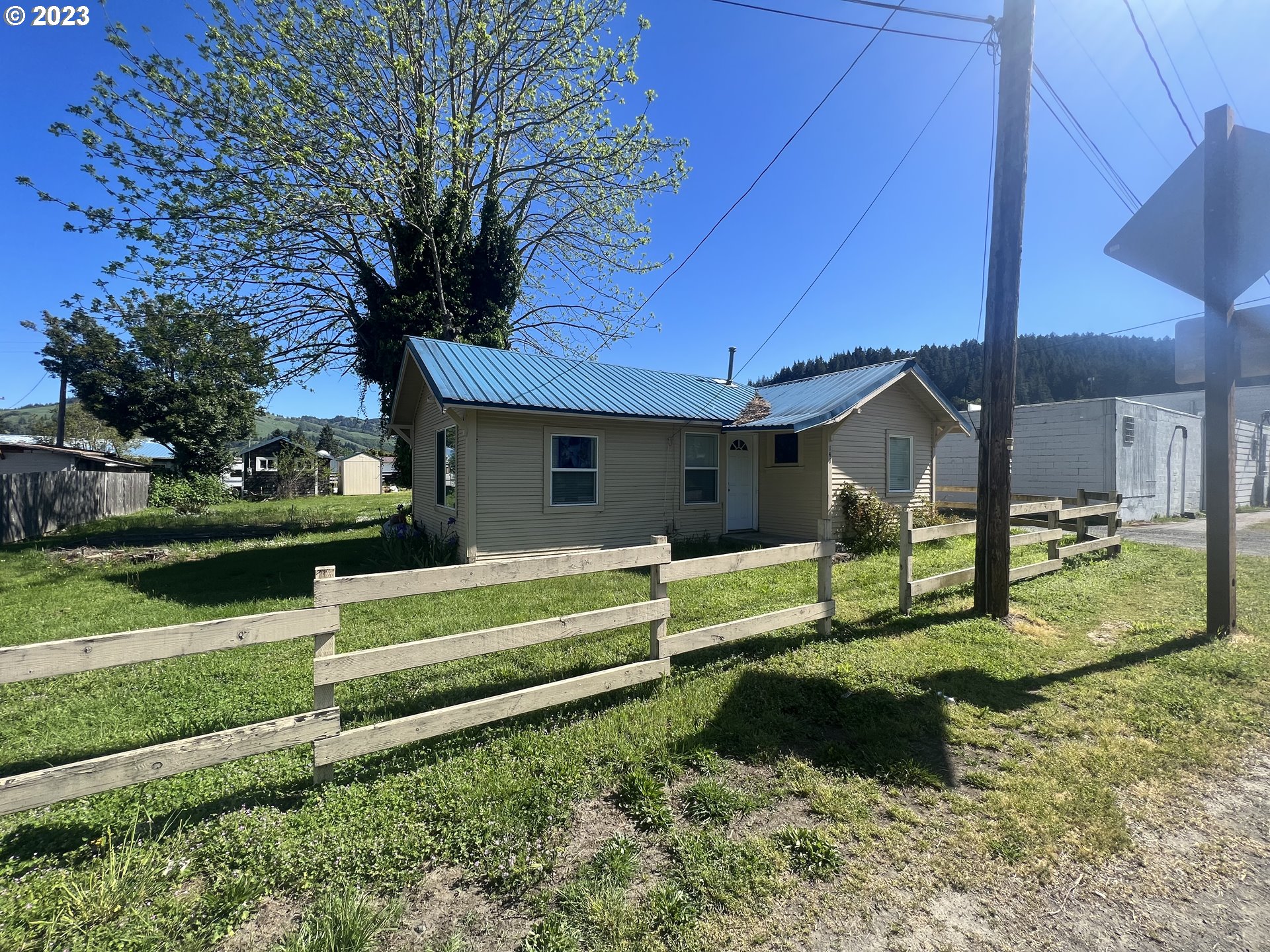 a view of a house with a yard
