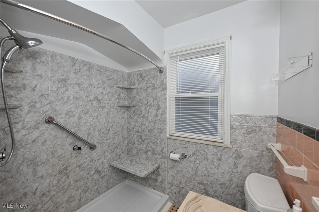 4033 Wyncote Road South Euclid, OH 44121 - Photo 10 of 25 Bathroom featuring tiled shower, toilet, and tile walls