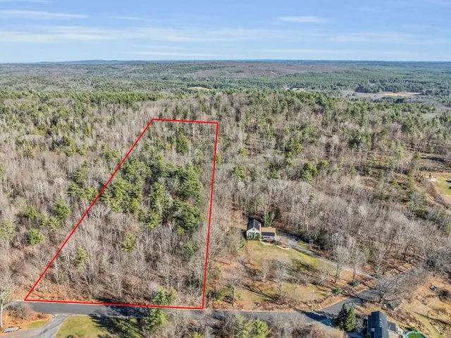 a view of a pathway with a yard