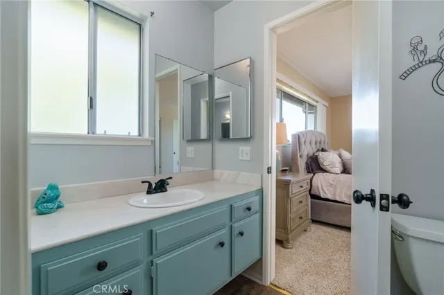 a en suite bathroom with a double vanity sink and mirror