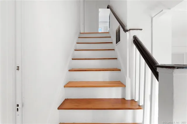 $330,000 | 22 Sycamore Lane, Waterbury, CT 06705